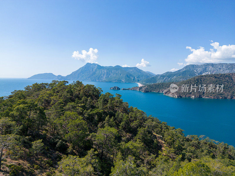 山景与自然海岸相映成趣，山峦连绵，布满松林。