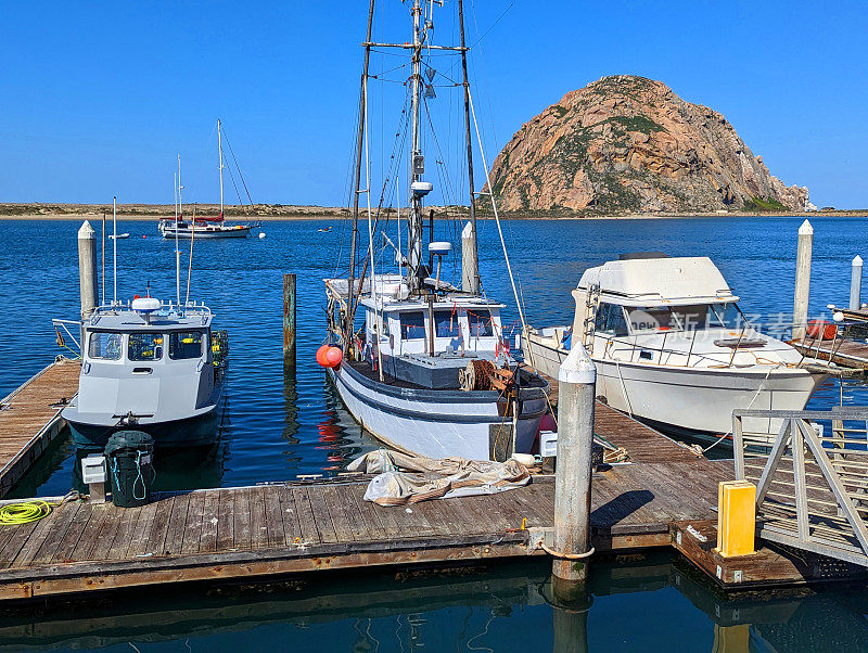 2023年4月，加州莫罗湾的莫罗岩石和渔港码头