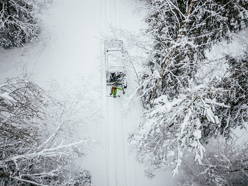 去雪地里的斯堪的纳维亚森林远足