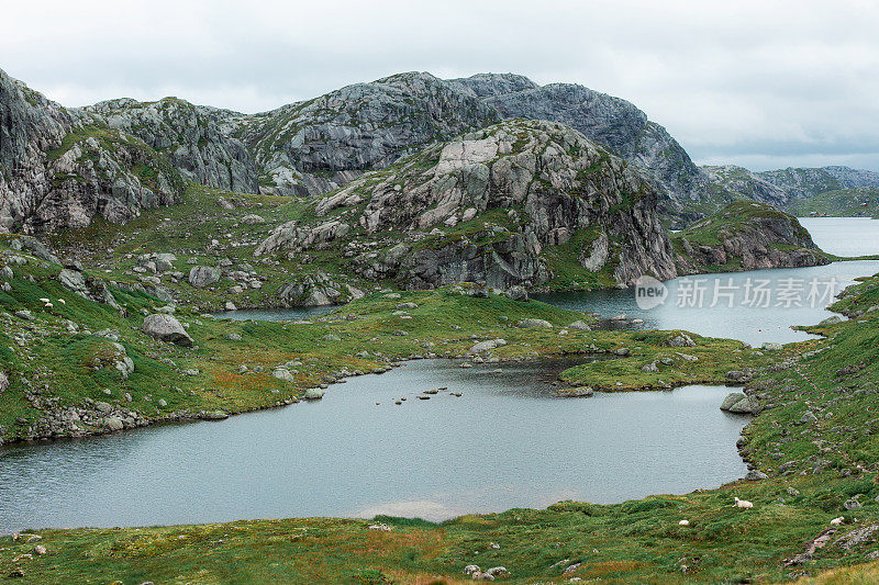 挪威高地湖泊的美景