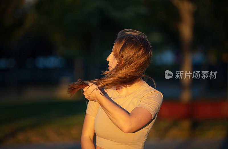 蓝眼睛金发女人的肖像。