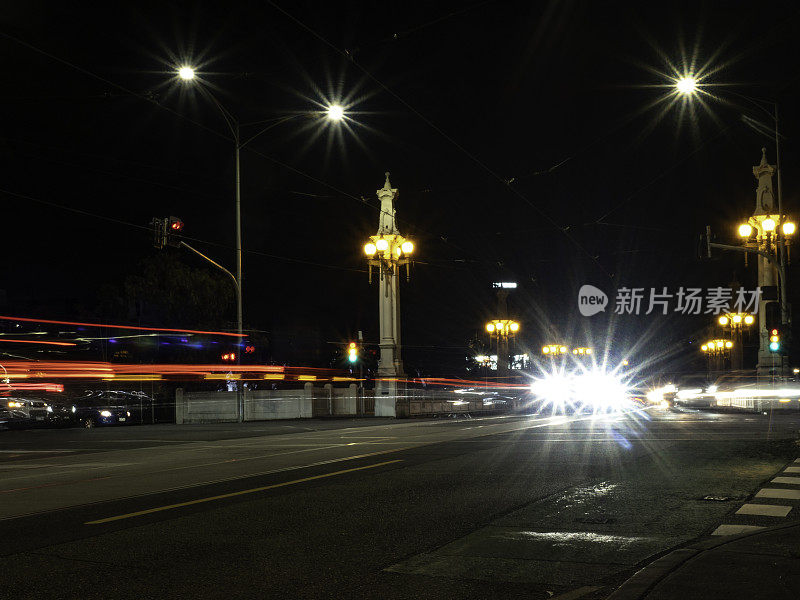 晚上繁忙的城市十字路口