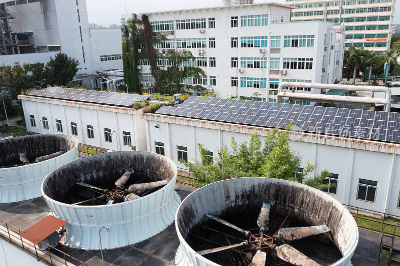 太阳能光伏板安装在工厂的屋顶上