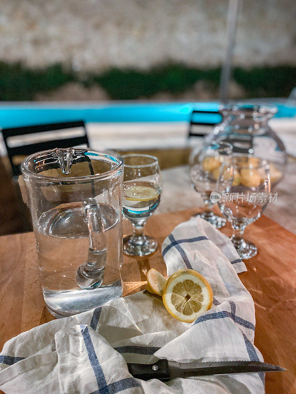 露台桌子上有柠檬苏打水和玻璃水罐，随时可以喝