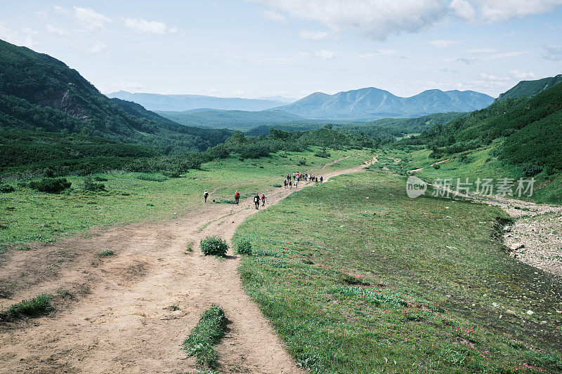 参观完Vachkajec山脉后，一群游客返回