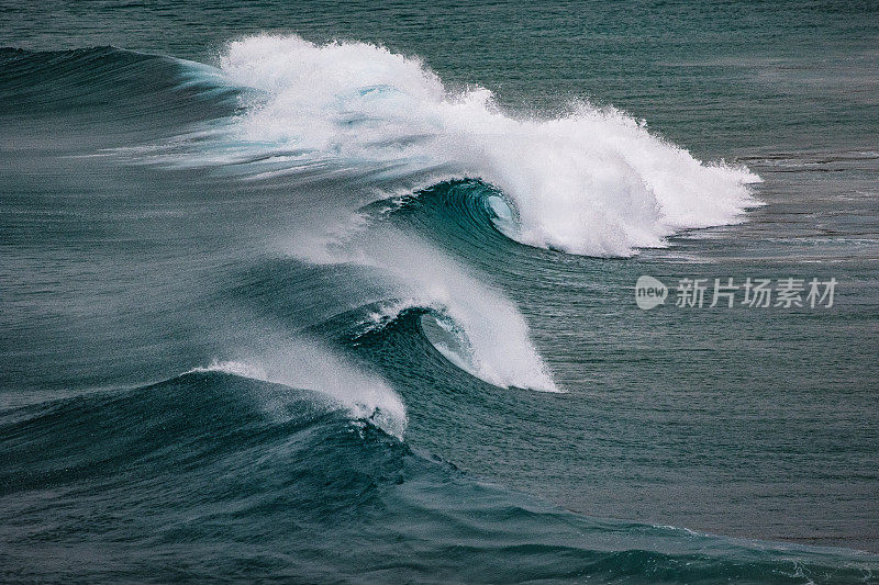 平静的蓝色海洋，海浪拍打着海滩