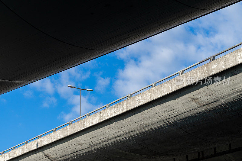 在多云的天空下的公路桥下