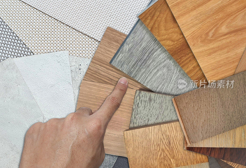 建筑师选择木质室内材料样品样品包含乙烯基地板砖、工程地板砖、层压、贴面放置在混凝土层压和卷帘织物样品。
