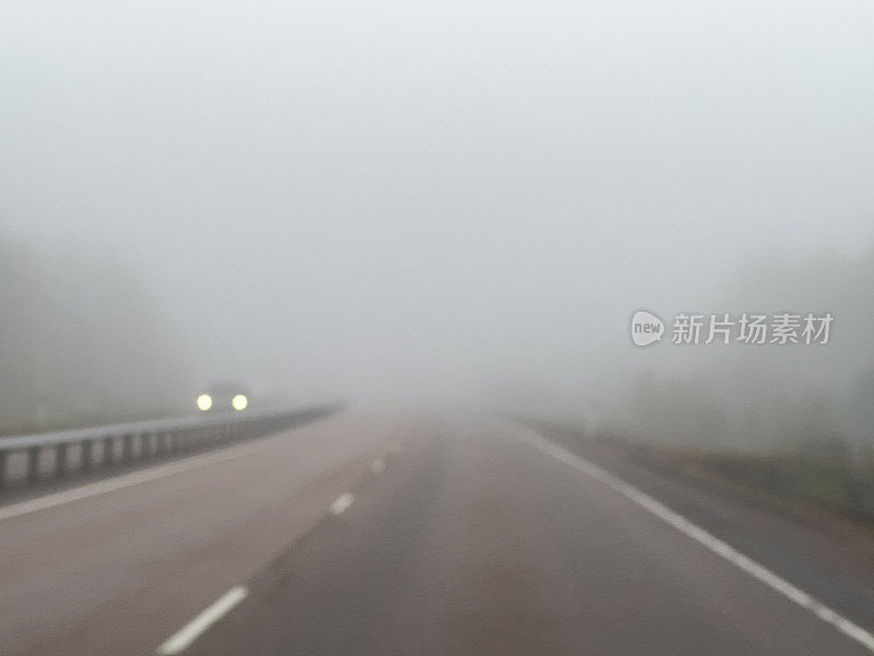 大雾高速公路行车灯危险