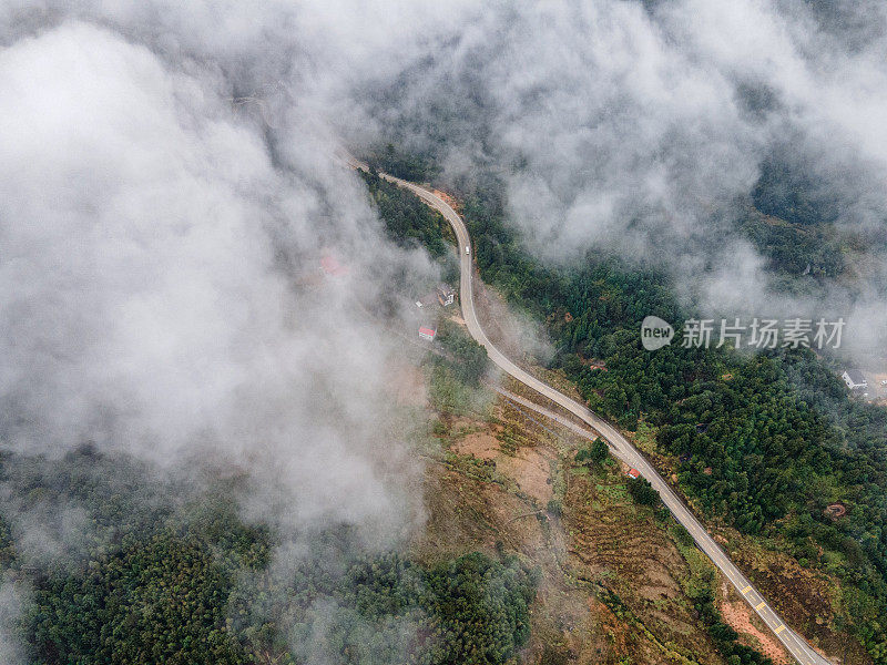 山路在云雾之中