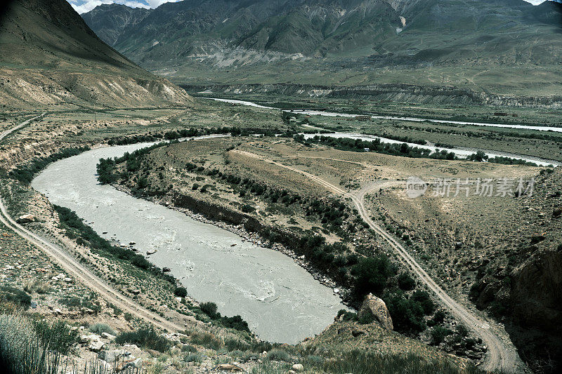 废弃小镇Enylchek在天山山脉，高角度视图