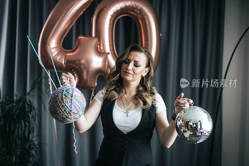 庆祝40岁生日的女性