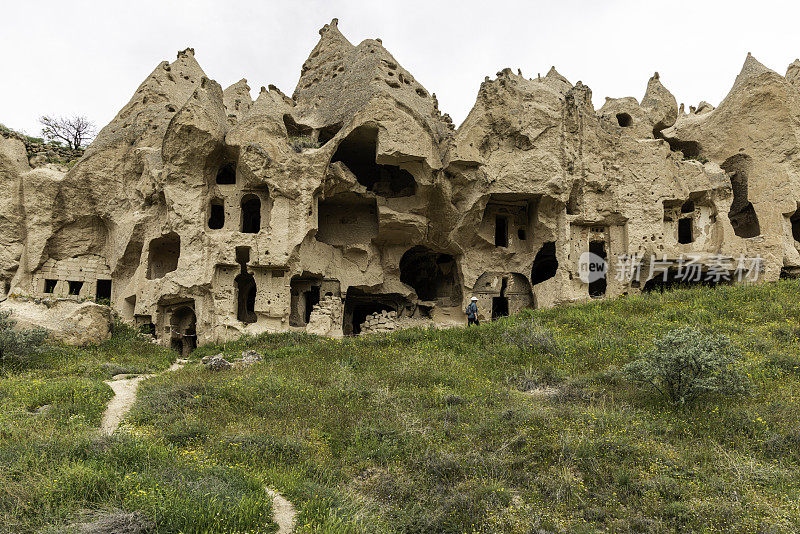 土耳其卡帕多西亚泽尔韦山谷的洞穴小镇
