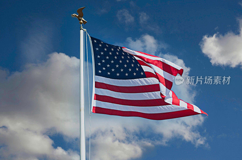 美国国旗在微风中飘扬