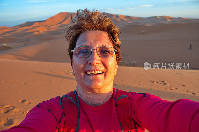 在沙漠里自拍的女人