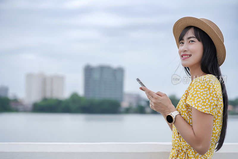 光芒四射的优雅:一位身着黄色连衣裙的亚洲女性的宁静之旅
描述