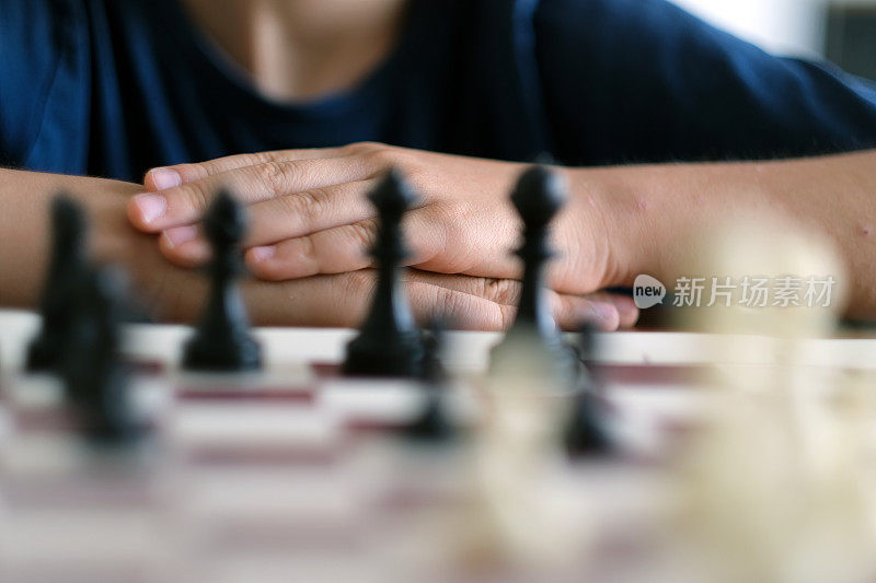 等待着走一步的棋手