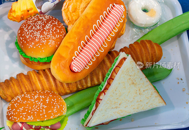 盘子里有各种各样的快餐:热狗、汉堡、三明治