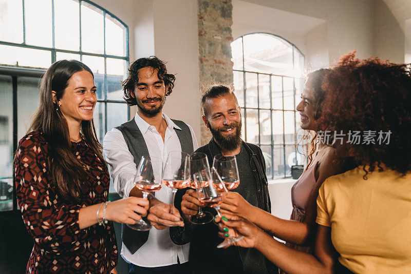 朋友们端着酒杯一起庆祝