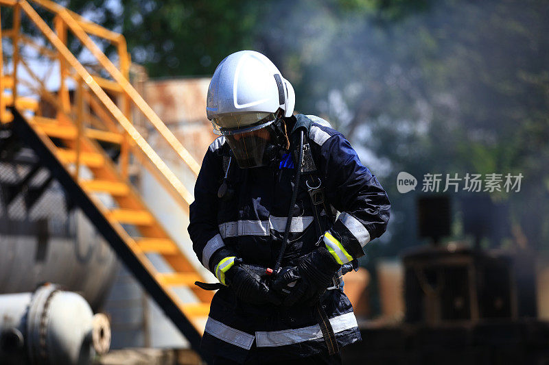 消防员用火焰扑灭熊熊大火，消防训练