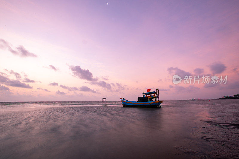 黎明下孤舟，丹青海滩，天江省