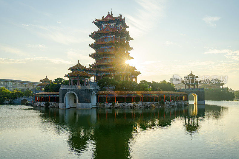 湖上宫殿中国山水园林，烟台，山东，中国
