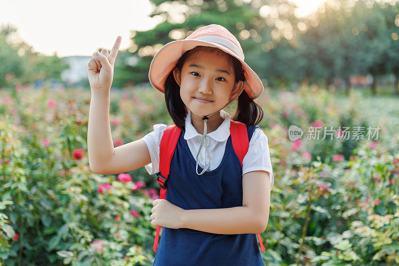 聪明女孩举手示意