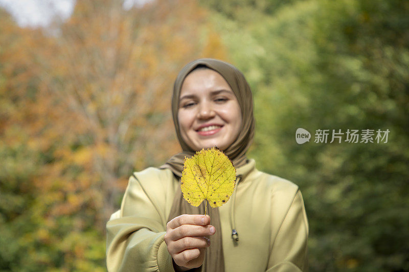 秋叶和戴头巾的美女