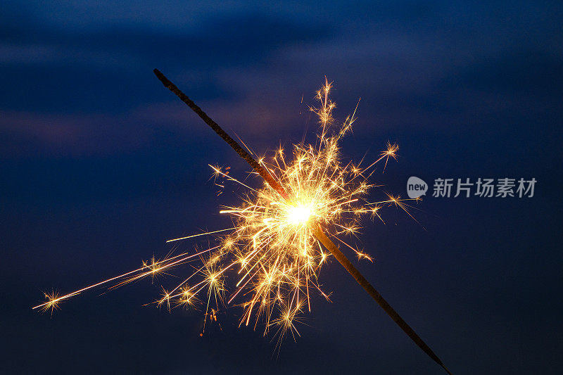 让我们庆祝一下!夜空下的一颗火花。