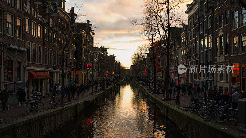 阿姆斯特丹德瓦伦红灯区Gracht在冬季日落荷兰