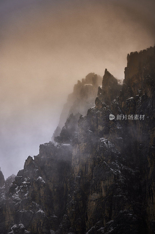 山峰覆盖着今年的第一场雪，多洛米蒂阿尔卑斯山，特伦蒂诺上阿迪杰，意大利