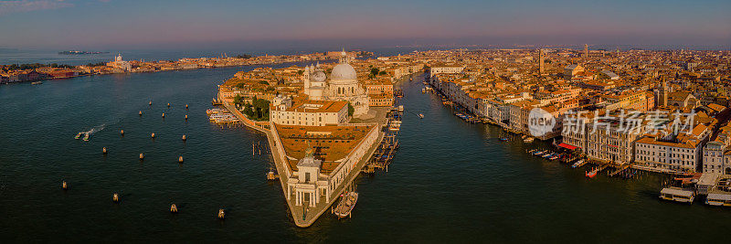 意大利威尼斯，大运河和圣玛丽亚大教堂。无人机鸟瞰意大利威尼斯