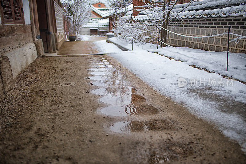 韩屋屋檐下的雪雨