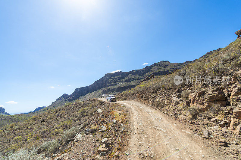 火山脚下的风景和大加那利岛的吉普车之旅。