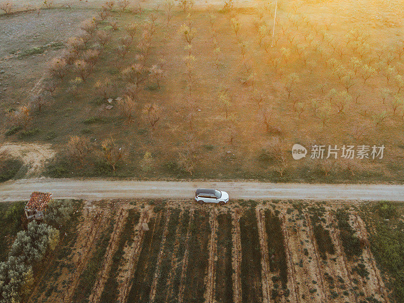 乡村公路上的汽车