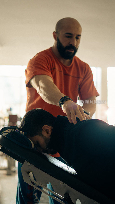 专业教练在健身房上课