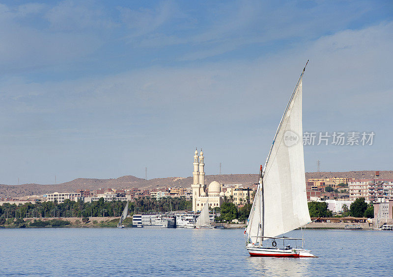 三桅帆船在埃及上尼罗河阿斯旺的白内障浅岩区航行。