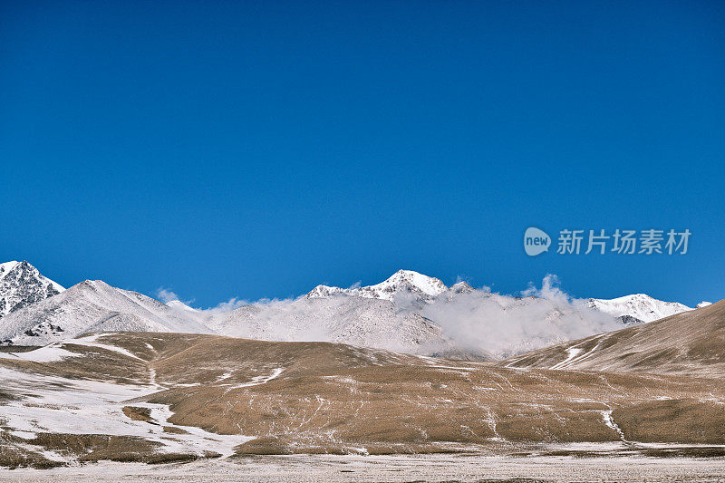 冬天，云躲在南天山里