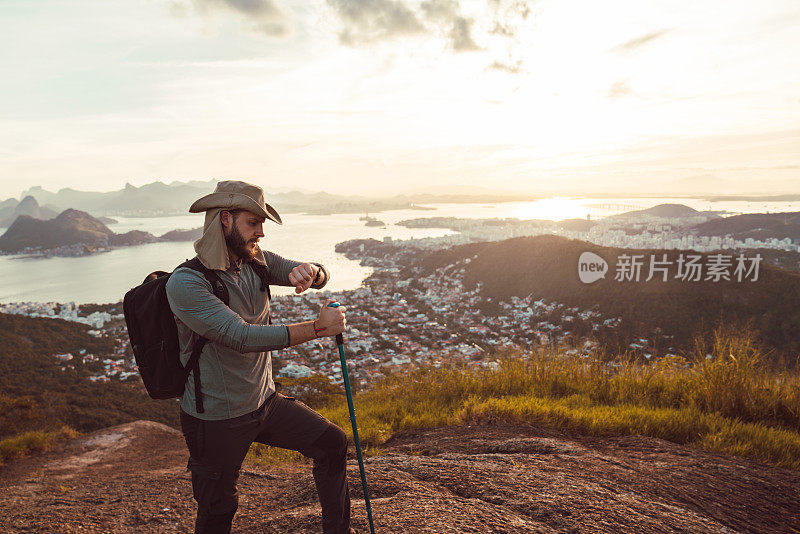 英俊的年轻人徒步旅行