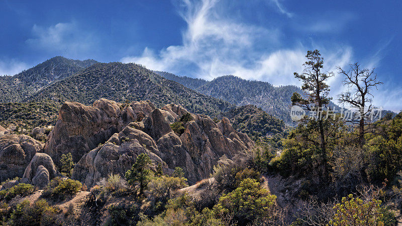 加州魔鬼潘趣碗自然区的雄伟山脉