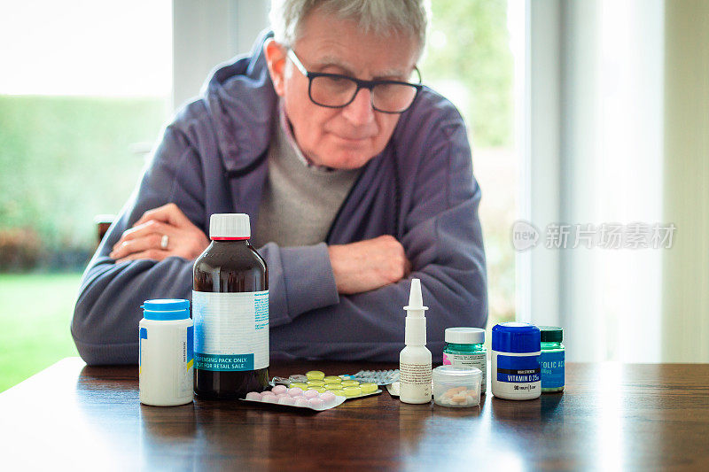 老人在看他的药
