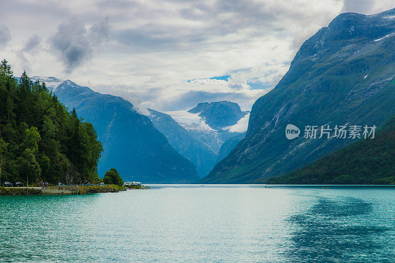 田园诗般的夏季景观与水晶蓝湖，冰川和绿色的山脉在挪威