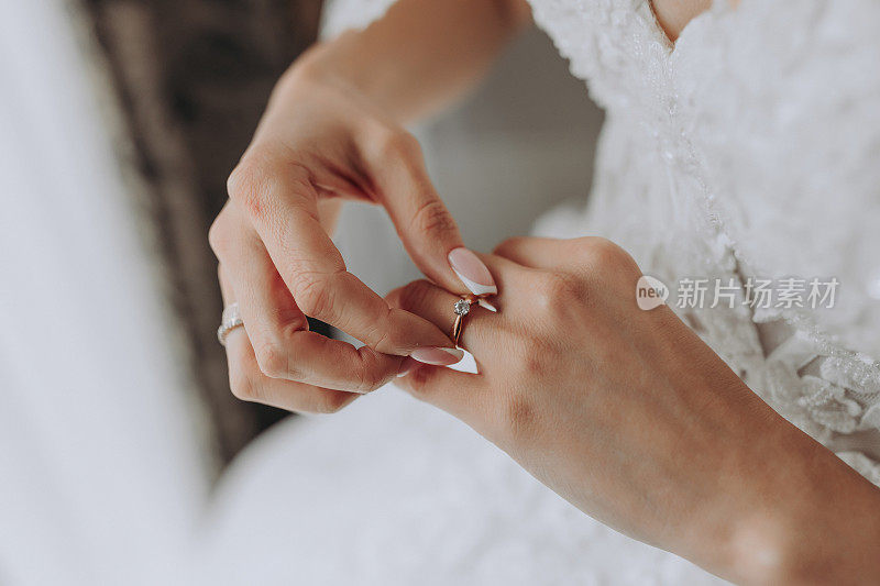 新娘手上的金婚戒，特写照片