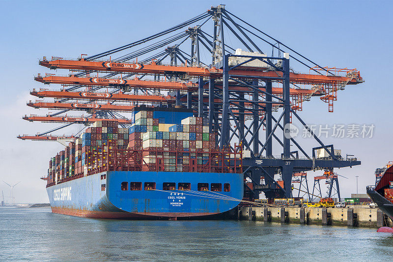 鹿特丹Maasvlakte的集装箱船和大型龙门起重机