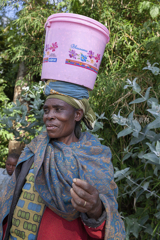 非洲妇女头顶水桶