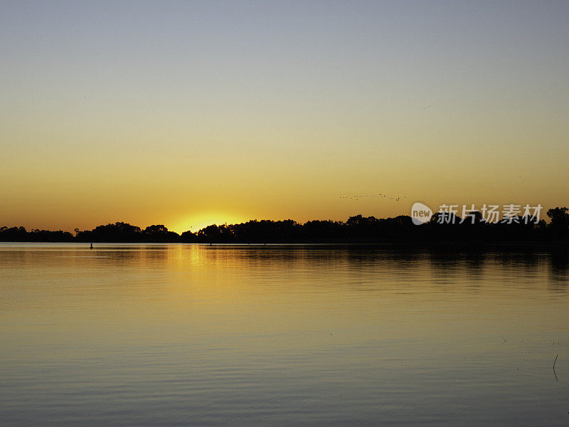 平静的夕阳湖