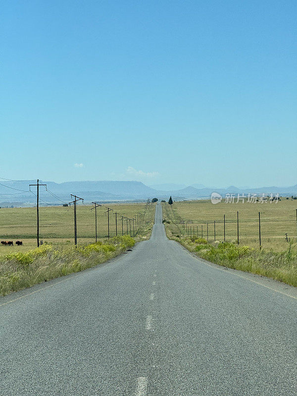 又长又直的柏油路，在青山之间