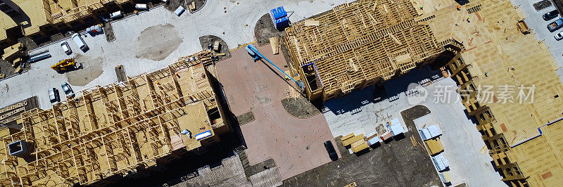 全景木结构多层公寓正在建设中，重型机器，设备和工人在中密度租赁社区综合体在达拉斯，德克萨斯州，鸟瞰图庭院住宅