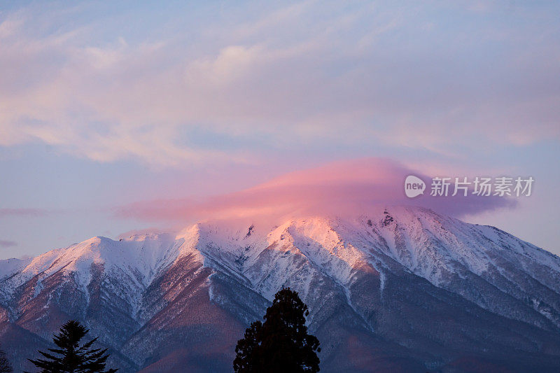 岩尾山，粉红色的透镜状云包围着山顶