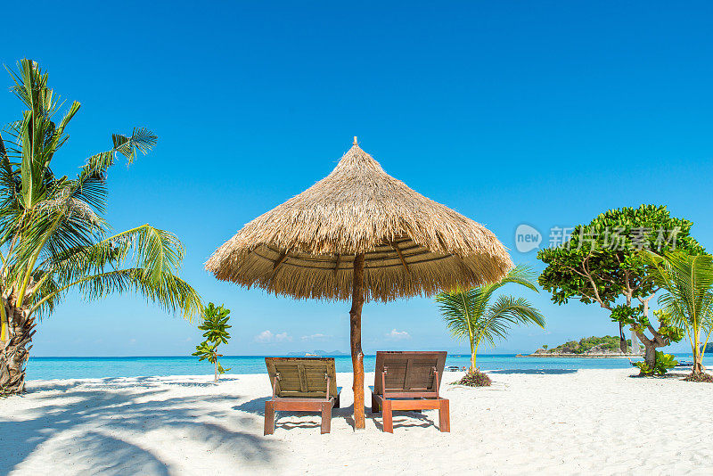 泰国普吉岛上的沙滩椅和雨伞